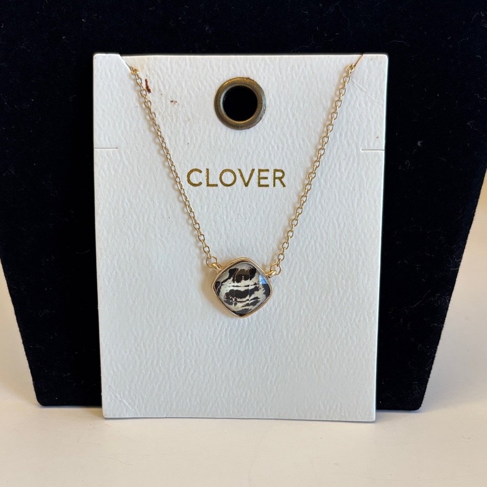 💕5/25💕Clover Gold Necklace with Black and White Pendant